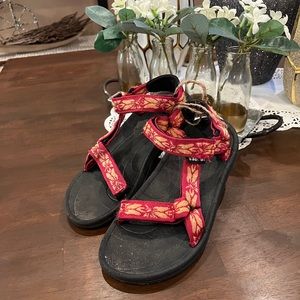 Teva Red Floral Sandals Sz 5